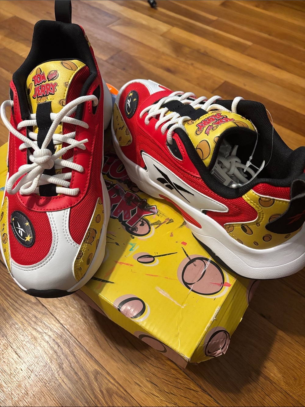 Reebok Vector Runner Tom & Jerry Red White Yellow Black Sneakers Shoes - Picture 10 of 10